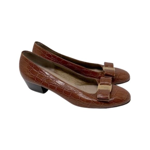 Salvatore Ferragamo Vintage Varya Bow croc embossed leather pumps shoes sz 7